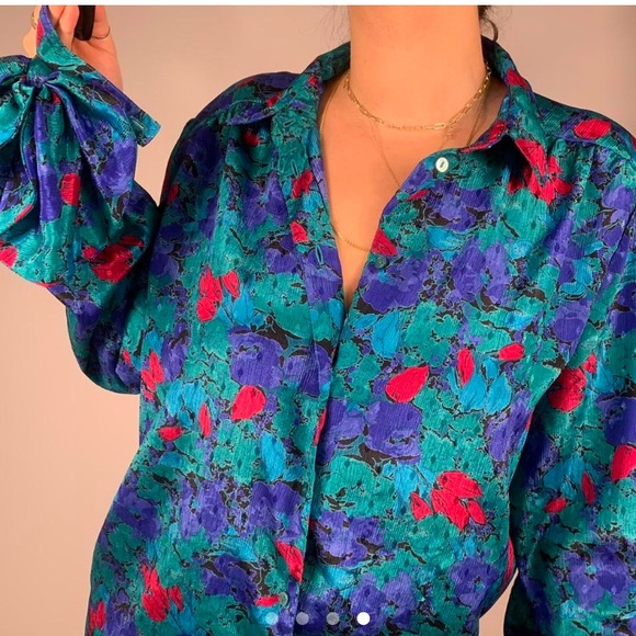 VINTAGE BRIGHT FLORAL PATTERN TALE BLUE AND RED LONG SLEEVE BUTTONED DOWN BLOUSE - Picture 4 of 4